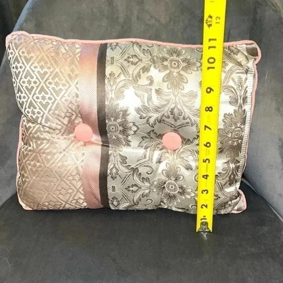 Pretty, accent pillow - Picture 4 of 7